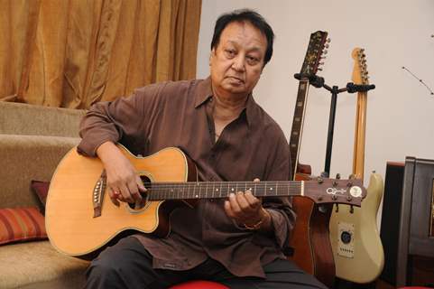 Bhupinder at rehersal for the upcoming music album 'Aksar' in Mumbai