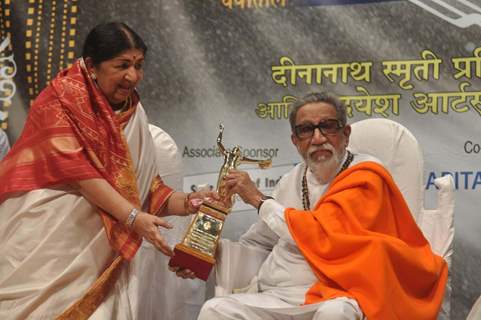 Lata Mangeshkar and Bal Thackeray at Dinanath Mangeshkar Awards