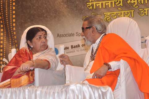 Lata Mangeshkar and Bal Thackeray at Dinanath Mangeshkar Awards