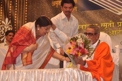 Lata Mangeshkar and Bal Thackeray at Dinanath Mangeshkar Awards