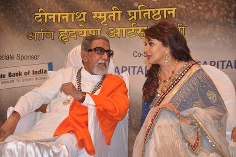 Madhuri Dixit and Bal Thackeray at Dinanath Mangeshkar Awards
