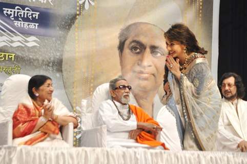 Madhuri Dixit Nene, Balasaheb Thackeray, Lata Mangeshkar at Master Dinanath Mangeshkar Awards 2012