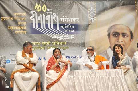 Madhuri Dixit Nene, Balasaheb Thackeray, Lata Mangeshkar at Master Dinanath Mangeshkar Awards 2012