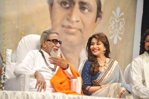 Madhuri Dixit Nene and Balasaheb Thackeray at Master Dinanath Mangeshkar Awards 2012