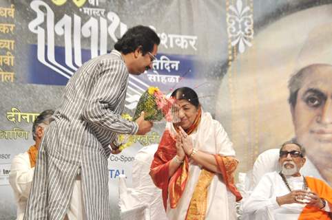 Uddhav Thackeray and Lata Mangeshkar at Master Dinanath Mangeshkar Awards 2012