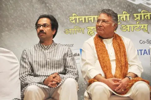 Vikram Gokhale and Uddhav Thackeray at Master Dinanath Mangeshkar Awards 2012