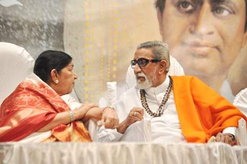 Balasaheb Thackeray and Lata Mangeshkar at Master Dinanath Mangeshkar Awards 2012