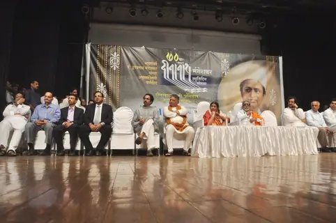 Madhuri Dixit Nene, Balasaheb Thackeray, Lata Mangeshkar at Master Dinanath Mangeshkar Awards 2012