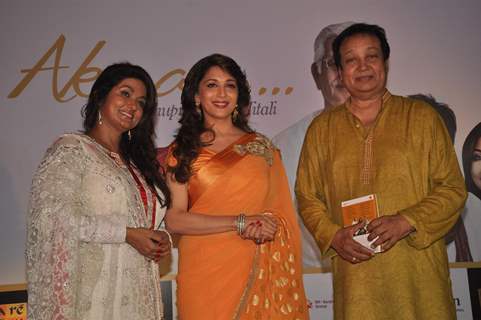 Mitali Sharma, Madhuri Dixit & Bhupinder Singh at Launch of Bhupinder-Mitali-Gulzar's album 'Aksar'