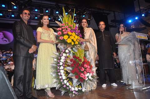 Rekha and Dia Mirza at Laxmikant Pyarelal night