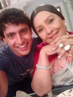 Sattyam Seth with onscreen dadi on sets