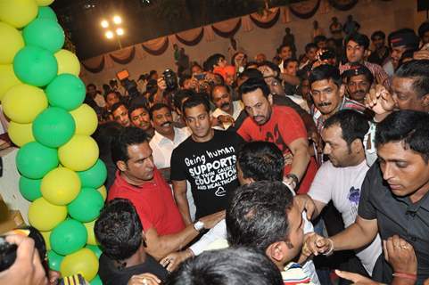 Salman Khan launches Prabodh Vasant Davkhare's fitness center &quot;NITRO Pure Fitness&quot;