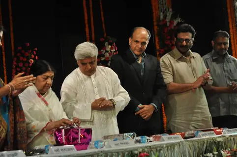 Lata Mangeshkar, Javed Aktar, Ashutosh Gowariker at Javed Akhtar's first book ‘Tarkash’ launch