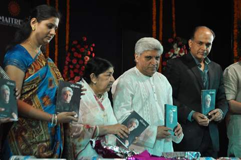 Varsha Satpalkar, Lata Mangeshkar, Javed Akhtar at Javed Akhtar's first book ‘Tarkash’ launch