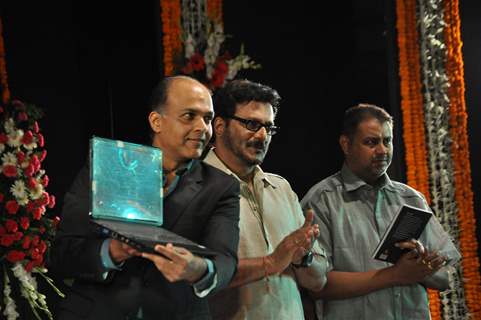 Ashutosh Gowarikar, Milind Gunaji at Javed Akhtar's first book ‘Tarkash’ launch