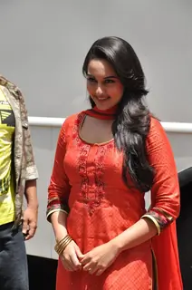 Akshay Kumar and Sonakshi Sinha promote Rowdy Rathore on CID