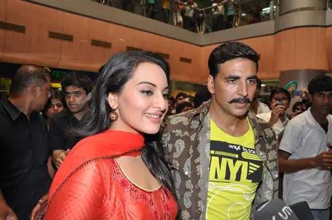 Akshay Kumar and Sonakshi Sinha promote Rowdy Rathore on CID