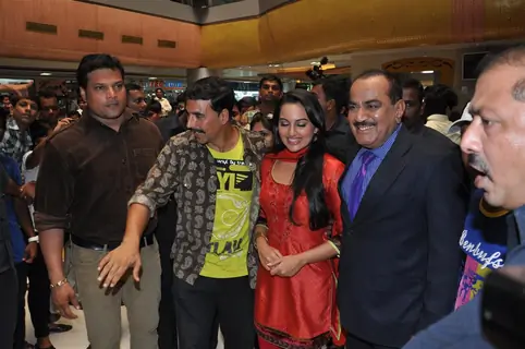 Akshay Kumar and Sonakshi Sinha promote Rowdy Rathore on CID