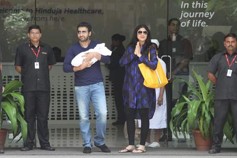 Shilpa Shetty discharged from hospital with her baby boy and husband Raj Kundra