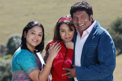 Aishwarya with Trisha and Prakash Raj during the movie Abhiyum Naanum.