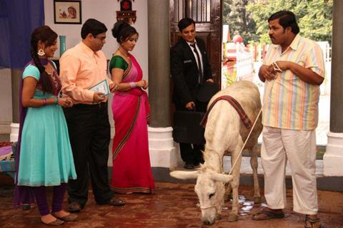 Debina Bonnerjee, Shilpa Shinde, Paresh Ganatra, Sumit Arora on the Sets of CG