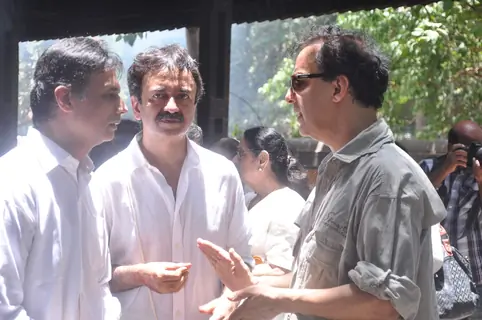 Director Vidhu Vinod Chopra and Director Rajkumar Hirani at Rajkumar Hirani's father's funeral Municipal Hindu Cemetery in Santacruz Mumbai, India. .