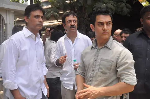 Director Rajkumar Hirani and Bollywood actor Aamir Khan at Rajkumar Hirani's father's funeral Municipal Hindu Cemetery in Santacruz Mumbai, India. .