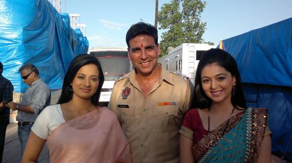 Neha and Shafaq with Akshay Kumar