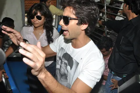 Shahid and Priyanka travel in Mumbai Local Train