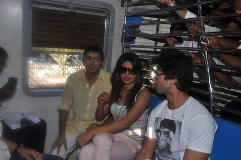 Shahid and Priyanka travel in Mumbai Local Train