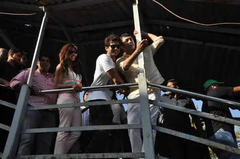 Shahid and Priyanka travel in Mumbai Local Train