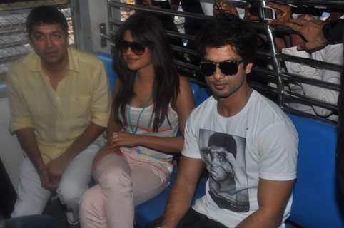 Shahid and Priyanka travel in Mumbai Local Train