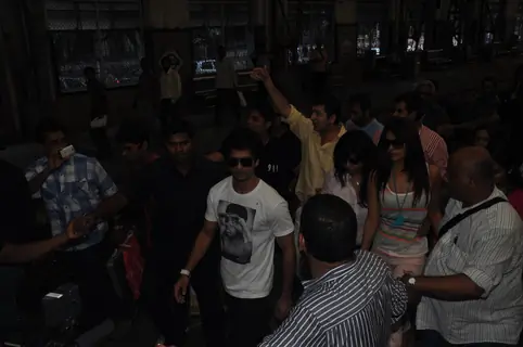 Shahid and Priyanka travel in Mumbai Local Train