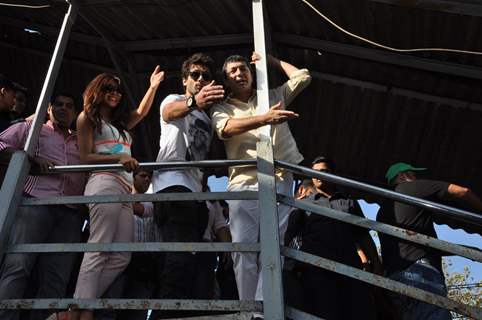 Shahid and Priyanka travel in Mumbai Local Train