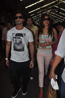 Shahid and Priyanka travel in Mumbai Local Train