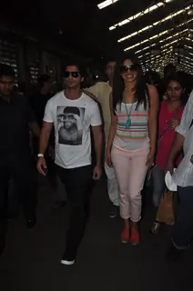 Shahid and Priyanka travel in Mumbai Local Train