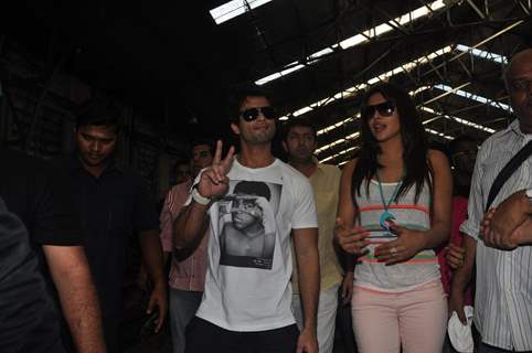 Shahid and Priyanka travel in Mumbai Local Train