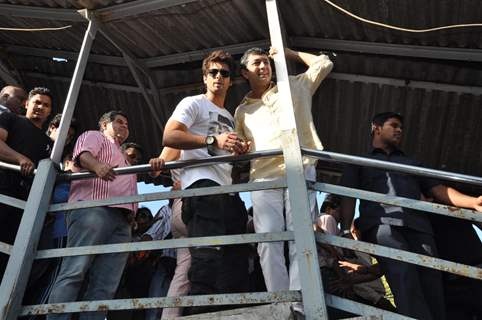 Shahid and Priyanka travel in Mumbai Local Train