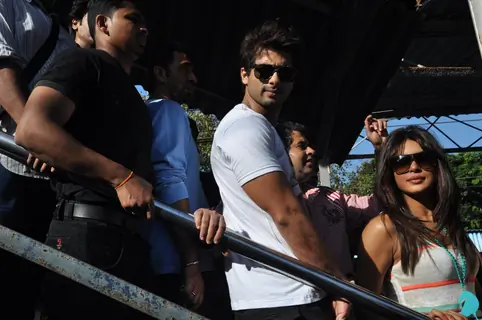 Shahid and Priyanka travel in Mumbai Local Train