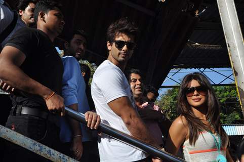 Shahid and Priyanka travel in Mumbai Local Train