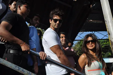 Shahid and Priyanka travel in Mumbai Local Train
