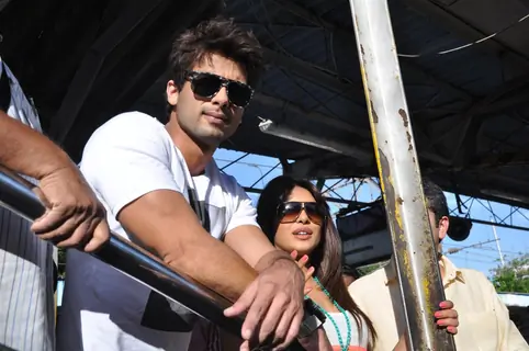 Shahid and Priyanka travel in Mumbai Local Train