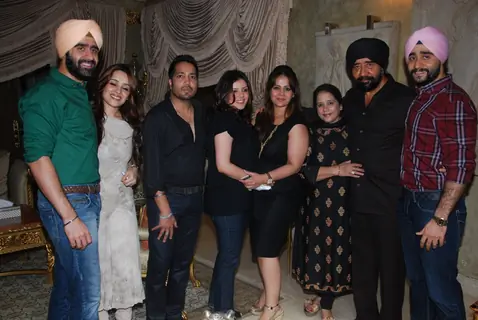 Mika Singh with Bawa family at Mika Singh's Birthday Bash