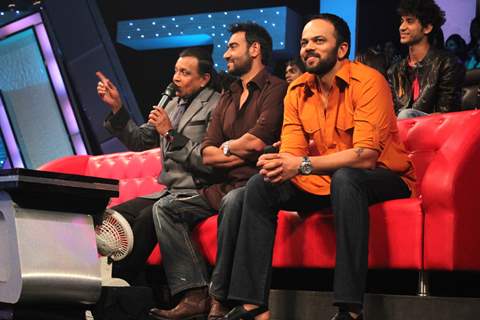 Ajay Devgan, Abhishek Bachchan and Director Rohit Shetty promote Bol Bachchan on the set of DID