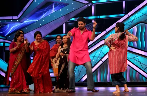 Ajay Devgan, Abhishek Bachchan and Director Rohit Shetty promote Bol Bachchan on the set of DID