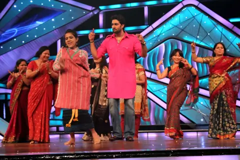 Ajay Devgan, Abhishek Bachchan and Director Rohit Shetty promote Bol Bachchan on the set of DID