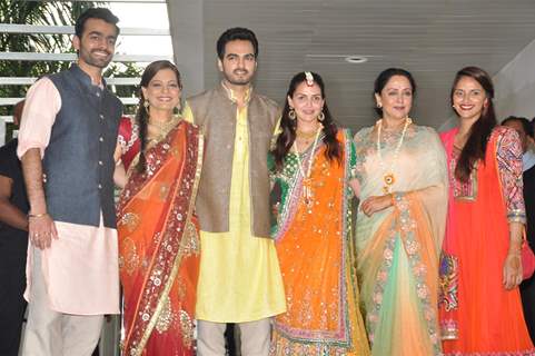 Bharat Takhtani, Esha Deol, Hema Malini, Ahana Deol at Esha Deol's Mehendi Ceremony