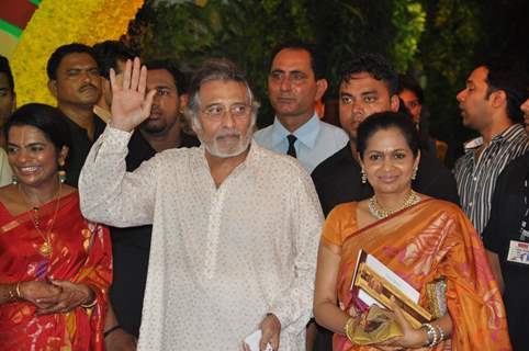 Vinod Khanna with wife Kavita at Esha Deol and Bharat Takhtani wedding ceremony