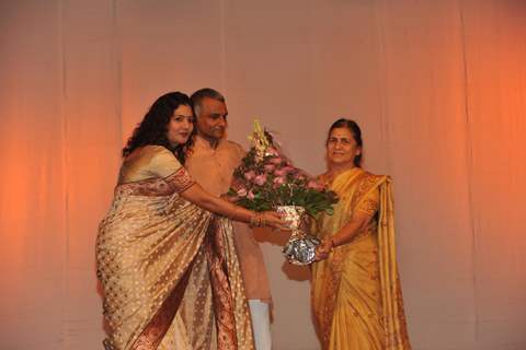 Bollywood actors Nana Patekar and Mrinal Kulkarni at press meet for movie based on Baba Amte in Dadar, Mumbai