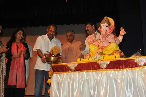 Bollywood actors Nana Patekar and Mrinal Kulkarni at press meet for movie based on Baba Amte in Dadar, Mumbai